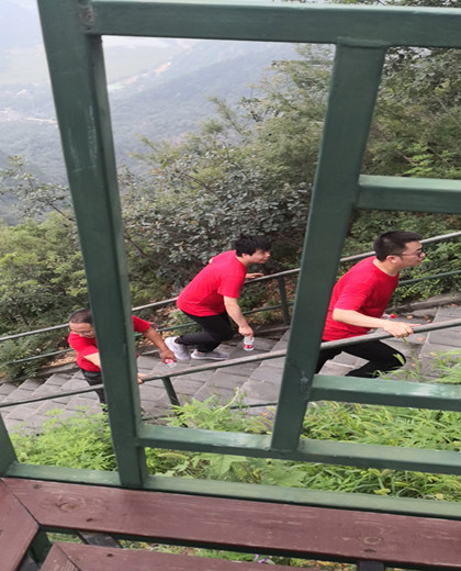 登顶石林峡，体验玻璃栈道------尊龙凯时人生就博官网登录8月登山之旅